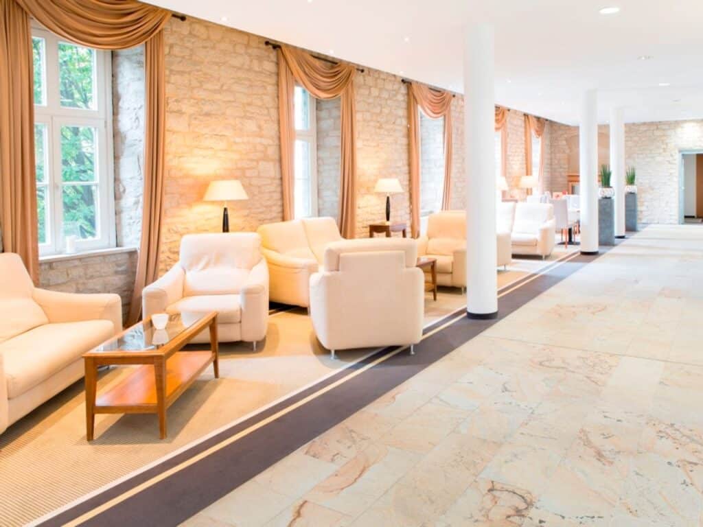 Helle und gemütliche Lounge des Novotel Hildesheim für einen entspannten Silvesteraufenthalt